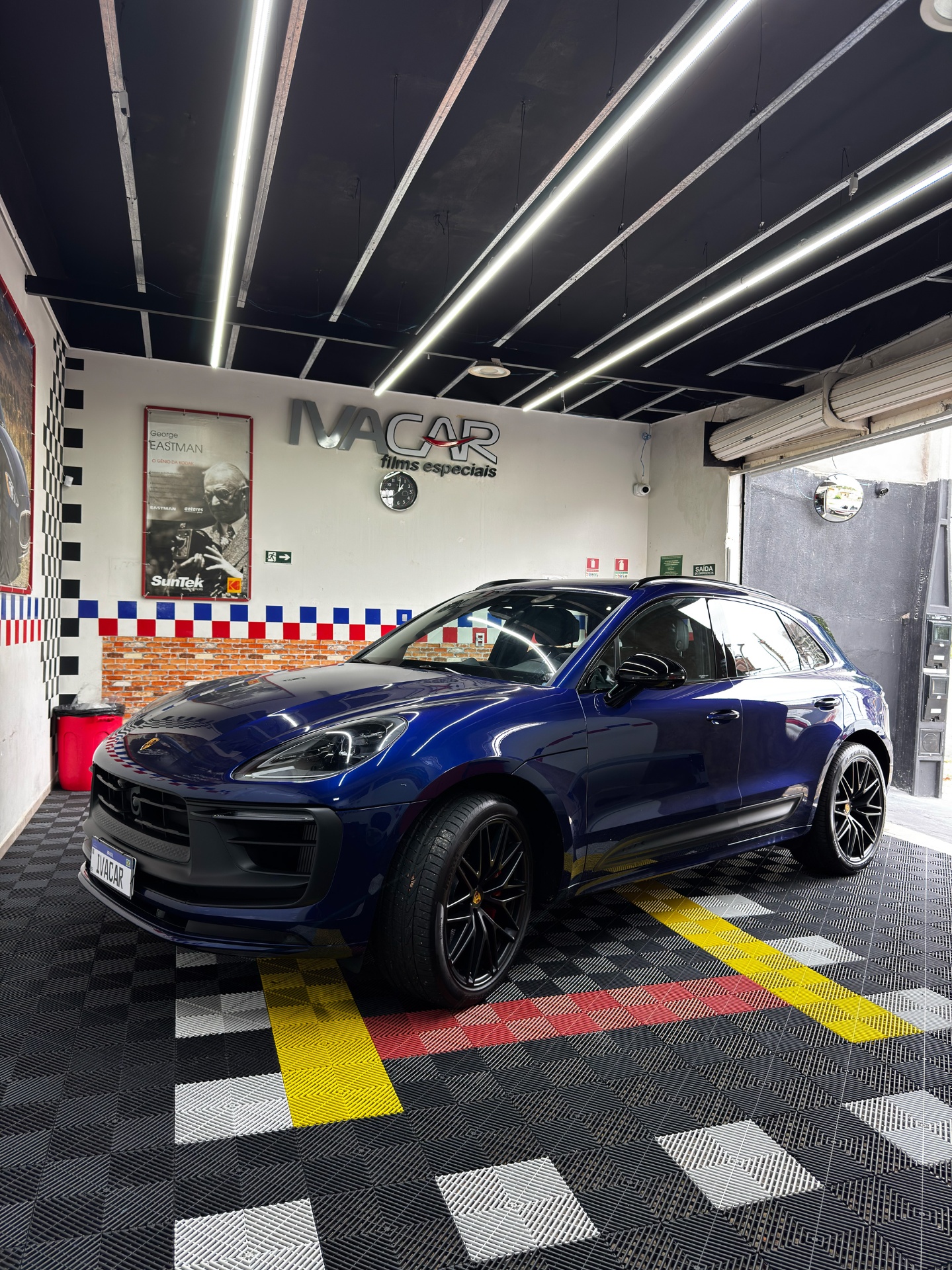 Porsche Macan azul com insulfilme instalado na loja IVACAR