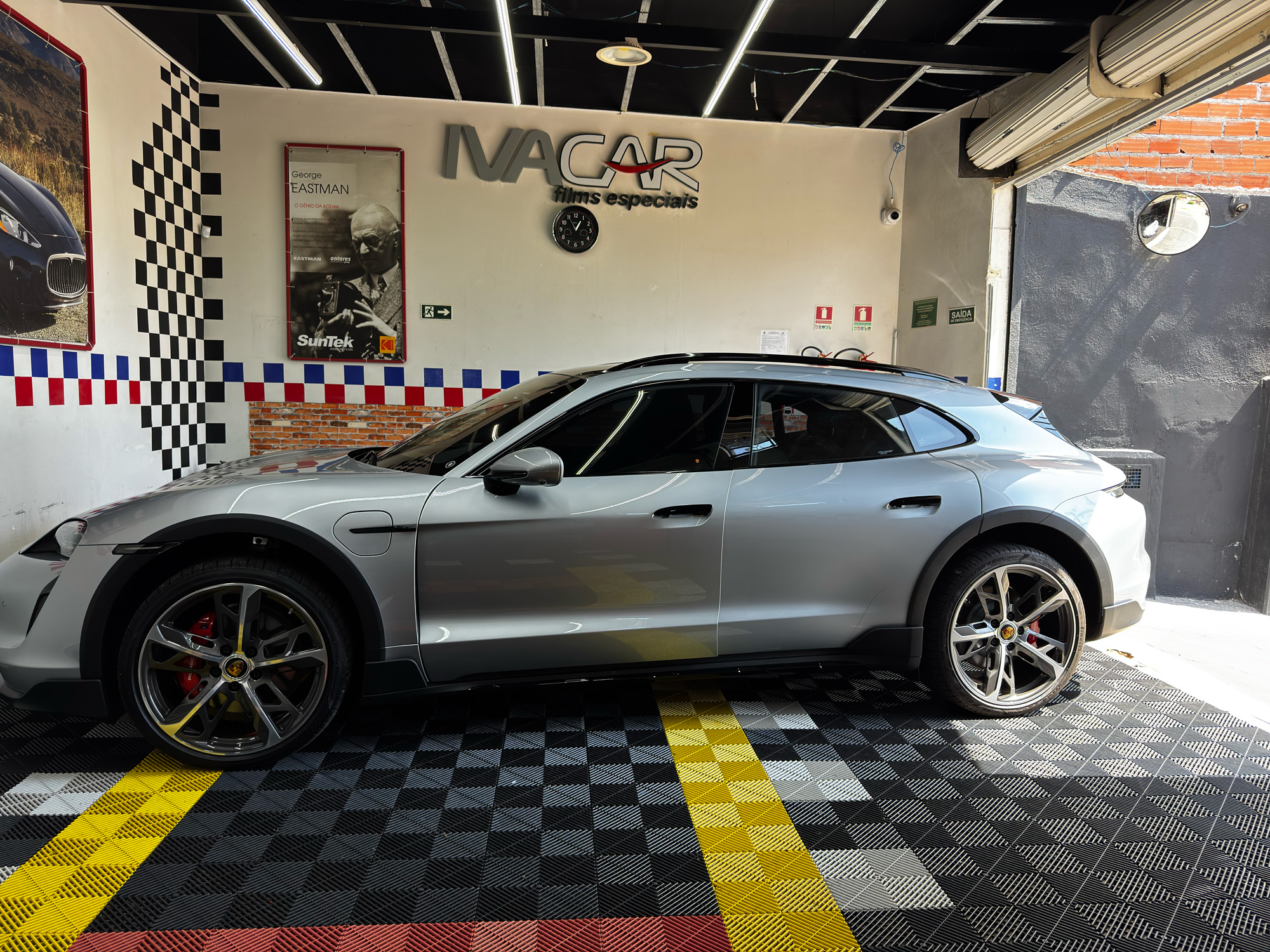 Porsche Taycan Cross Turismo na loja IVACAR após aplicação de insulfilme